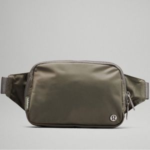 ✨ 1 DAY SALE ✨ NWT Large Lululemon Everywhere Belt Bag Grey Sage